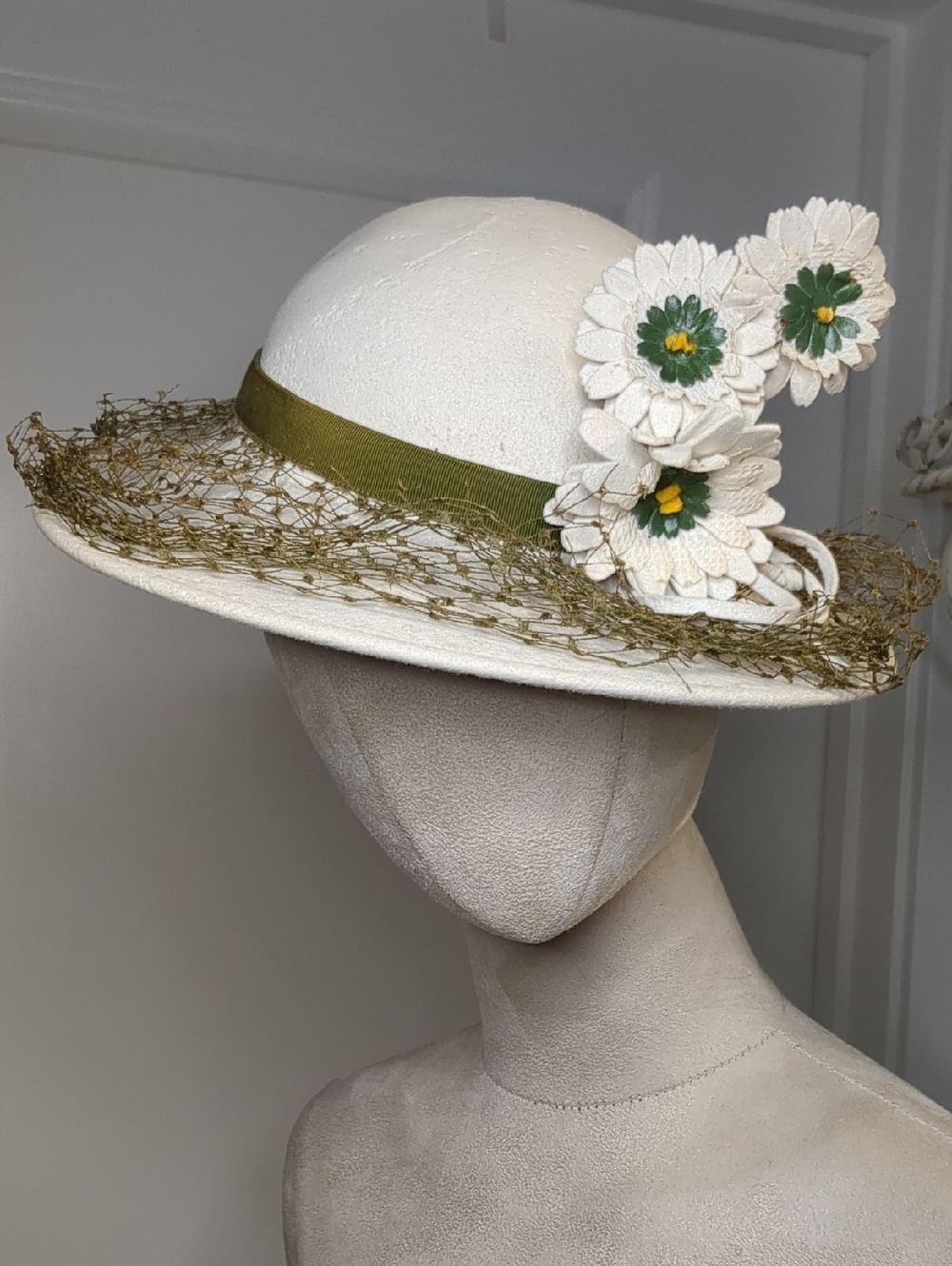 Vintage 50s White Felt Tilt Hat Fedora Green Netted Safari Flower Trim Broadway